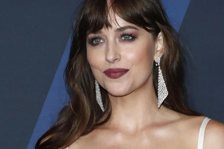 Dakota Johnson, fra le star attese al festival di Toronto (foto Ansa)