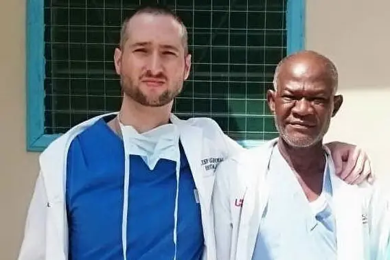 Luca Gordini con un paziente in Ghana