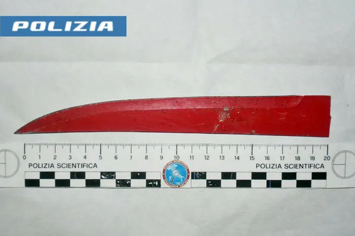 Dettaglio del coltello con cui è stato ferito il viceispettore della Polizia (foto Ansa)