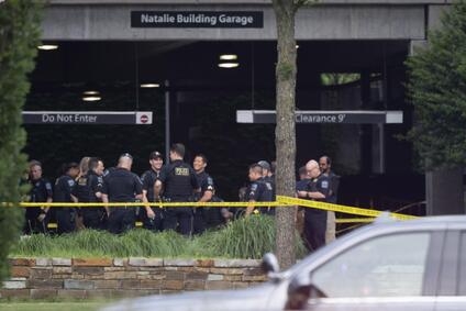 TULSA, OKLAHOMA - JUNE 01: Police respond to the scene of a mass shooting on at St. Francis Hospital on June 1, 2022 in Tulsa, Oklahoma. At least four people were killed in a shooting rampage at the Natalie Medical Building on the hospital's campus, according to published reports. The shooter is also dead from a self-inflicted gunshot wound, according to police. J Pat Carter/Getty Images/AFP == FOR NEWSPAPERS, INTERNET, TELCOS & TELEVISION USE ONLY ==