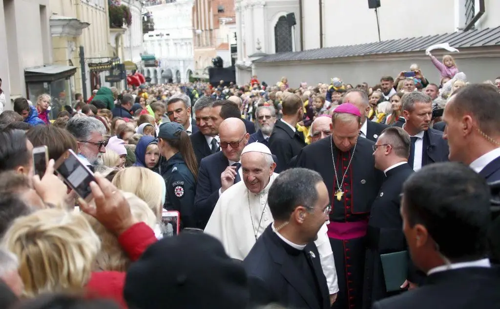 Bergoglio tra la folla a Vilnius