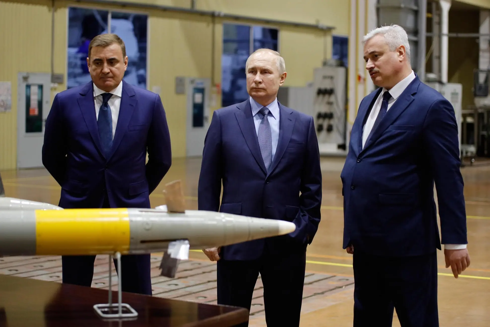 Vladimir Putin, al centro (Ansa-Epa)
