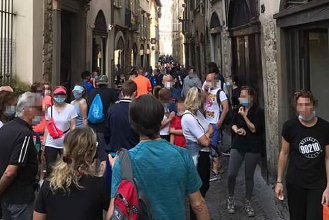Folla a Bergamo (Ansa - Facebook Giosuè Frosio)