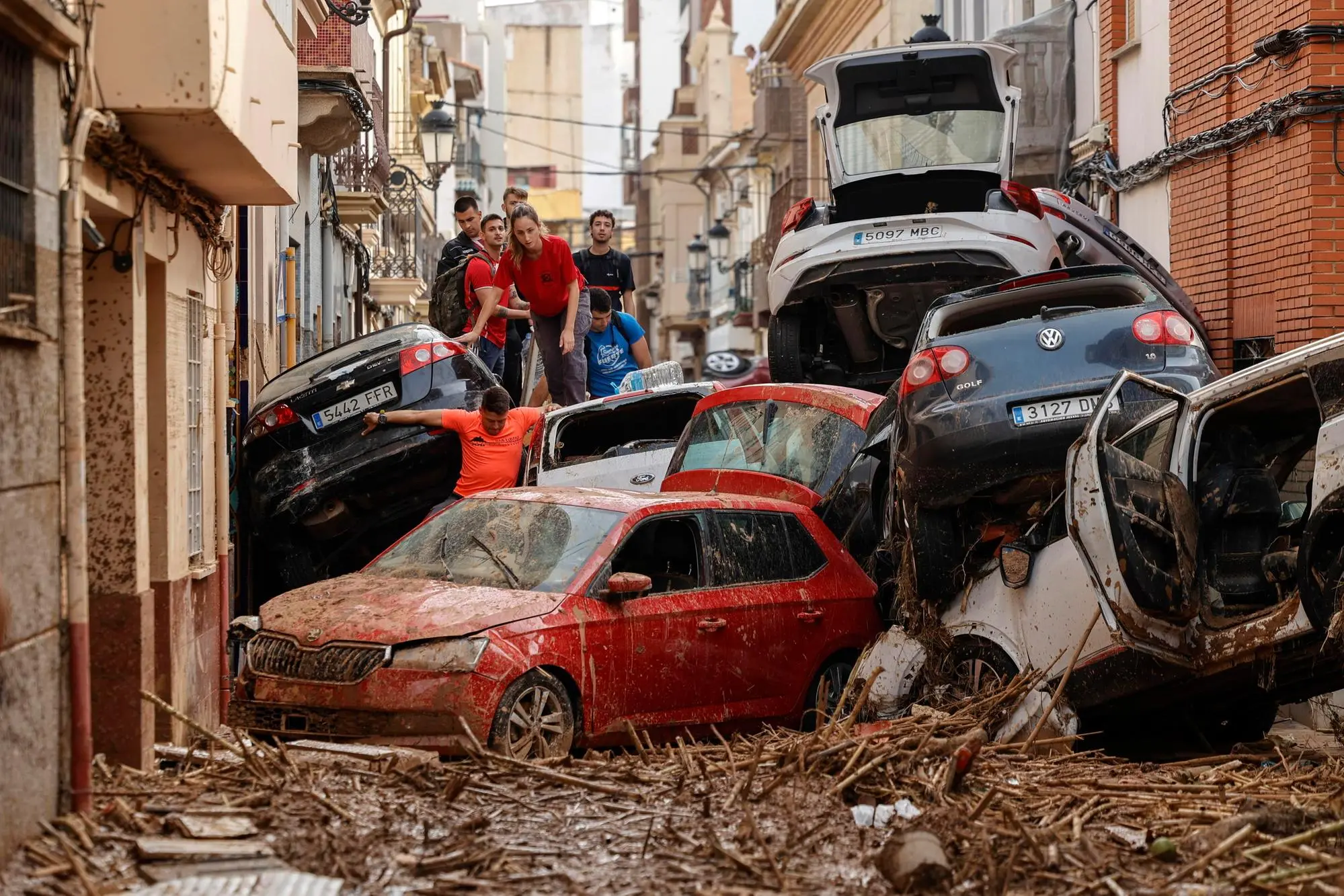 Devastazione nella zona di Valencia dopo l'alluvione (Ansa-Epa)