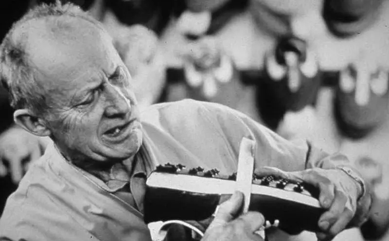 In due fondano l'azienda, che all'inizio si chiama Blue Ribbon Sports, uno è l'allenatore Bill Bowerman
