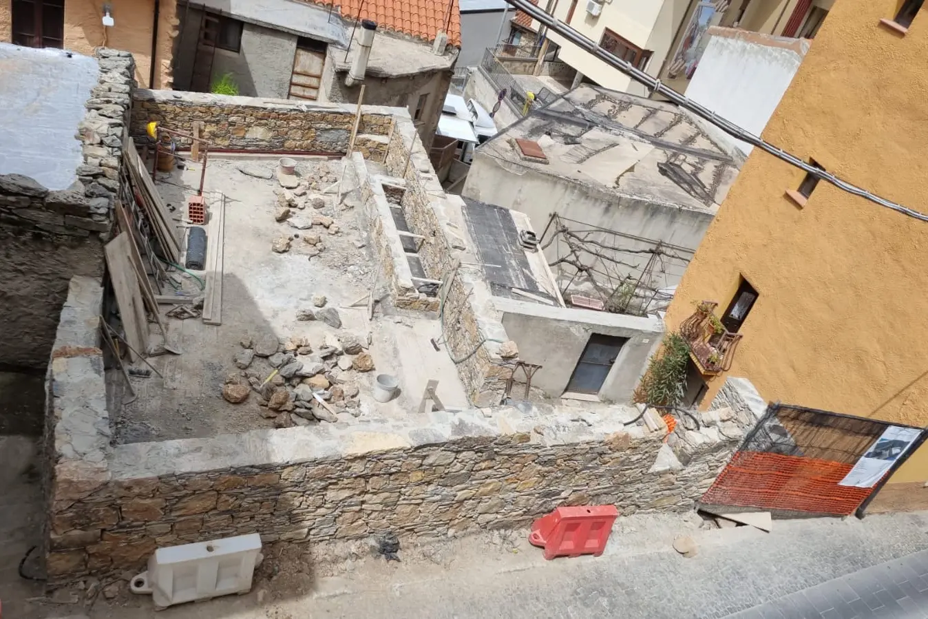 Esterzili, i lavori per la realizzazione della nuova piazza (foto Melis)