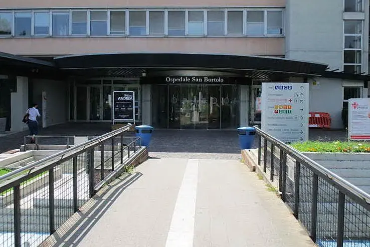 L'ingresso dell'ospedale San Bortolo di Vicenza (Wikipedia)