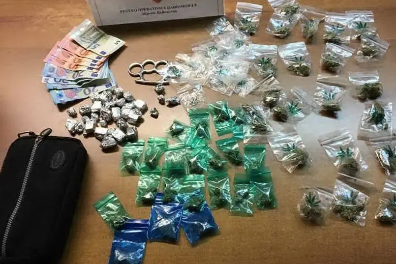 La droga sequestrata ai due baby spacciatori