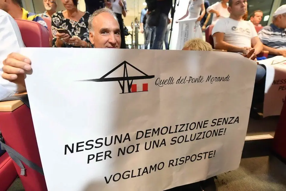 La protesta degli sfollati durante in consiglio regionale a Genova. (Foto Ansa)