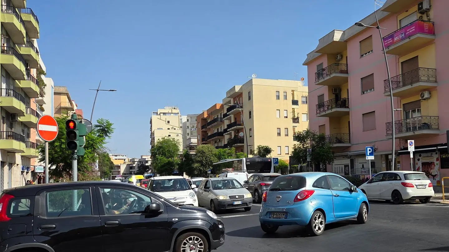 Caos al traffico a viale Colombo, con code lunghe e smog