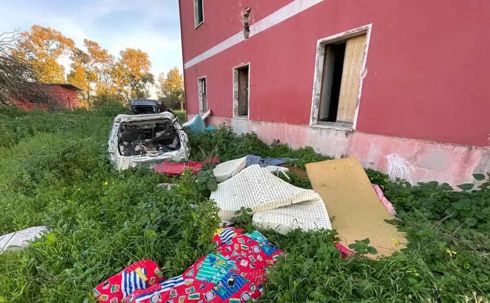 Auto nel retro della cantoniera