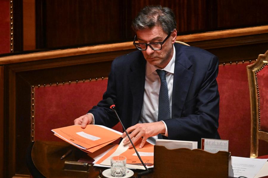 Giorgetti avverte: «Rischio recessione se la crisi non si attenua». Il governo spinge per sospendere il Patto di stabilità