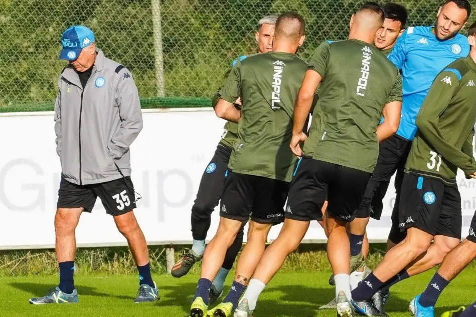 Carlo Ancelotti durante un allenamento col Napoli (Ansa)