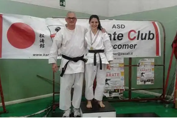 Sonia Dore del Karate Club Macomer con il presidente Gianni Figus