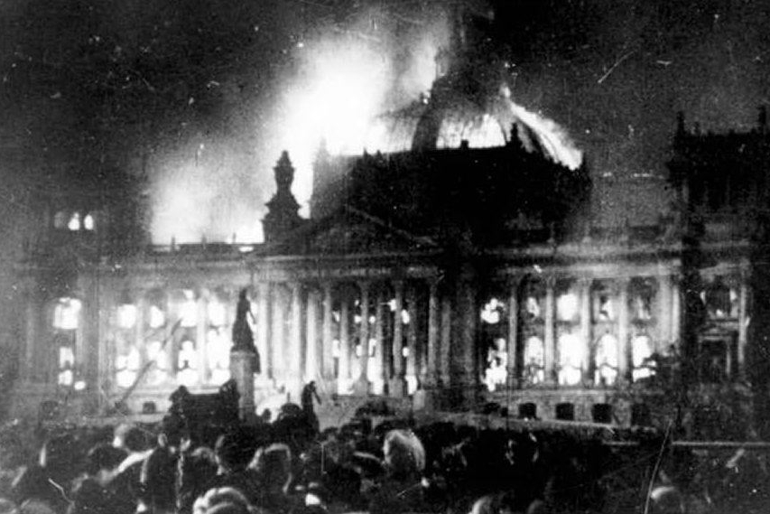 L'incendio al Reichstag in un'immagine d'epoca (foto wikimedia)