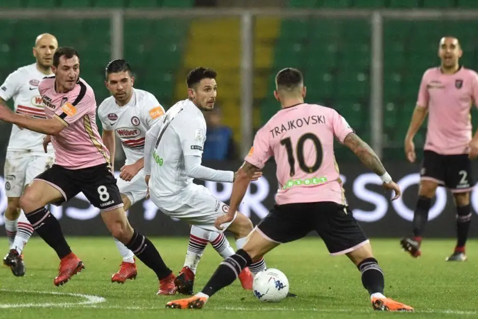 Un match del Palermo in Serie B (Ansa)