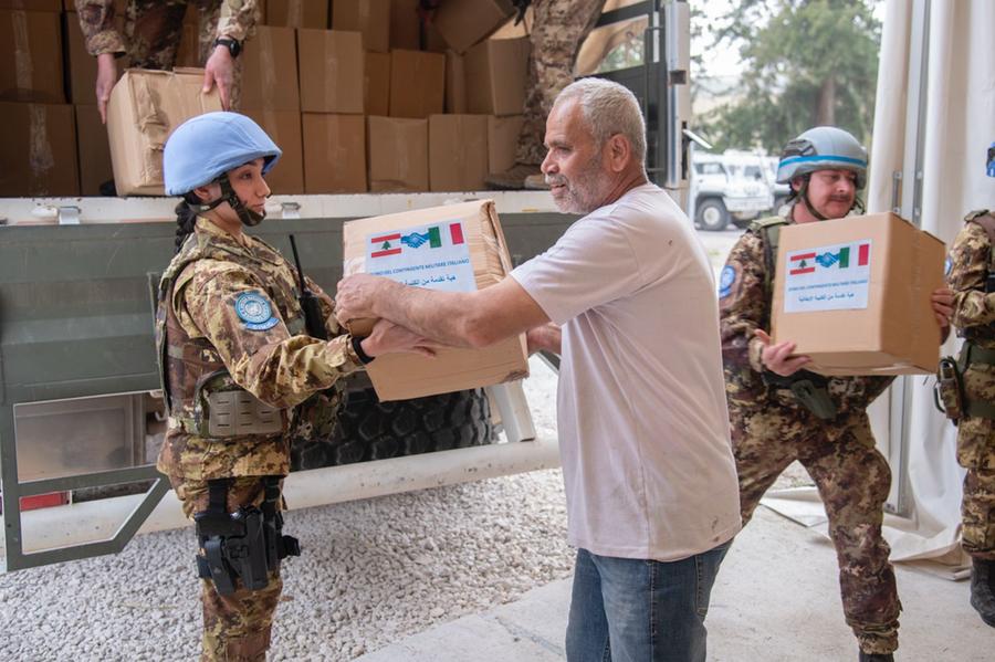 La Brigata Sassari consegna pasti, cuscini e medicinali agli sfollati del Libano