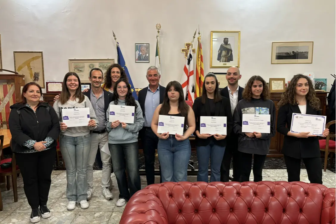 Le ragazze ricevute dal sindaco di Alghero (foto Fiori)