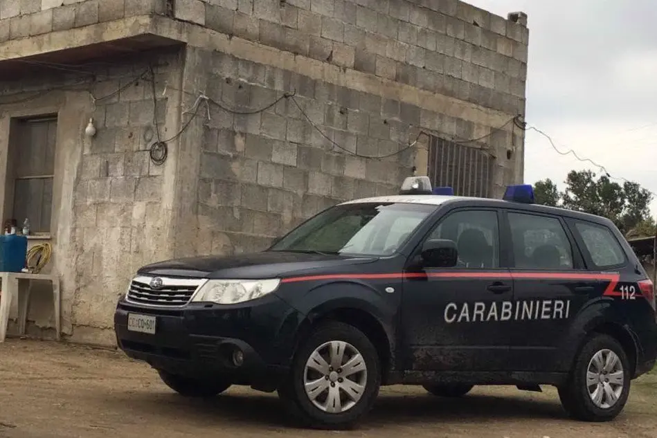 L'auto dei carabinieri davanti alla casa dei due arrestati