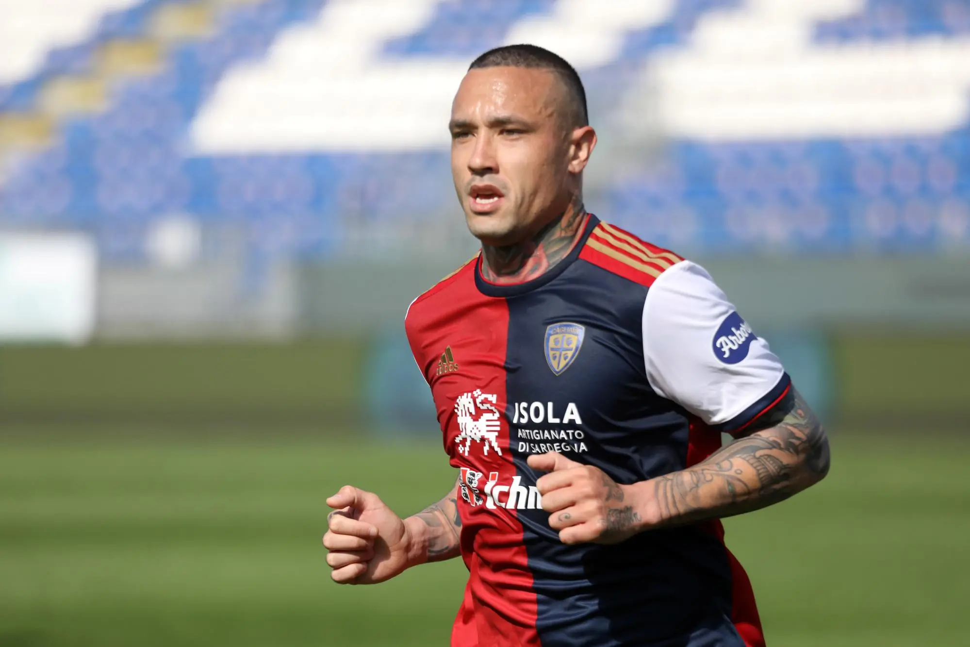 Radja Nainggolan con la maglia del Cagliari (Foto Max Solinas)