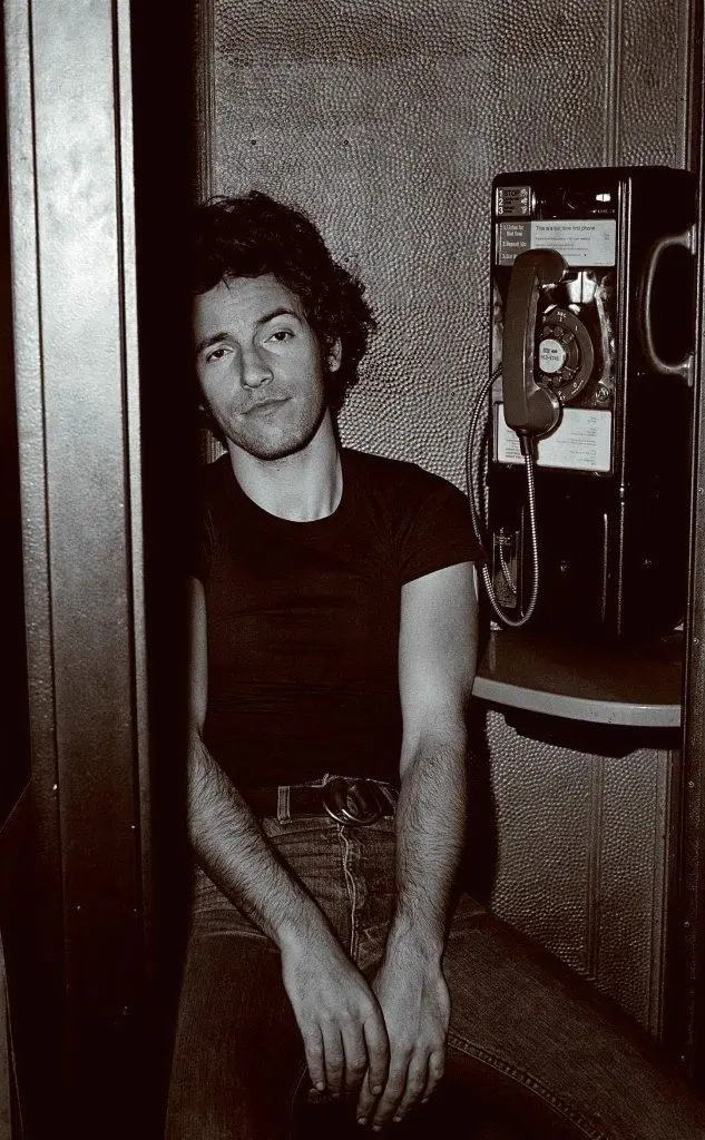 Il cantautore in una cabina telefonica a East Camden, 1978