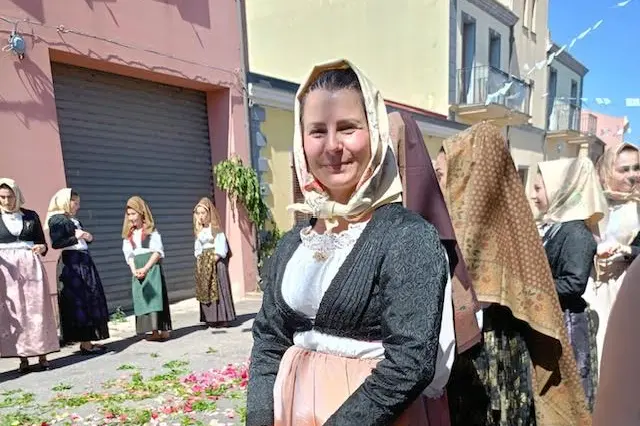 Una donna di Cabras con l'abito tradizionale (foto concessa)
