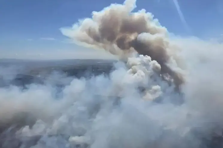Il fumo dell'incendio (Ansa)