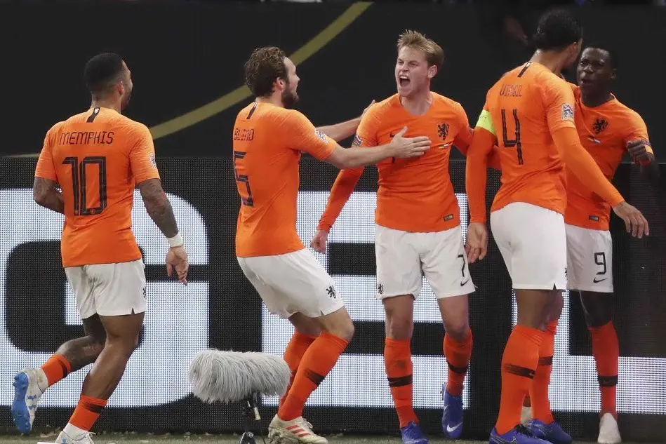 Esplode la gioia orange dopo il gol del 2-2 di Van Dijk (Ansa)