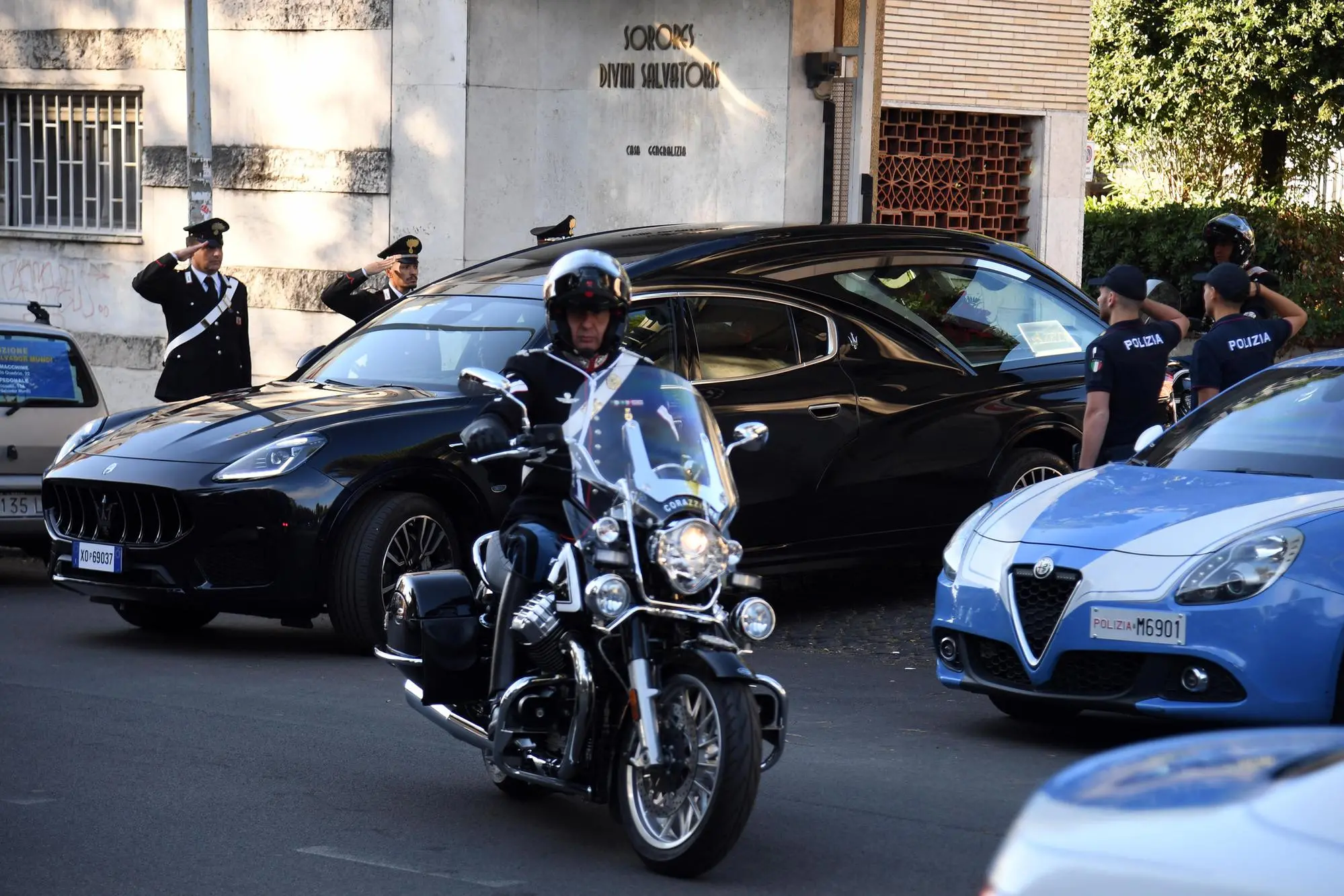 Il feretro del Presidente emerito Giorgio Napolitano esce dalla clinica Salvator Mundi (Ansa)