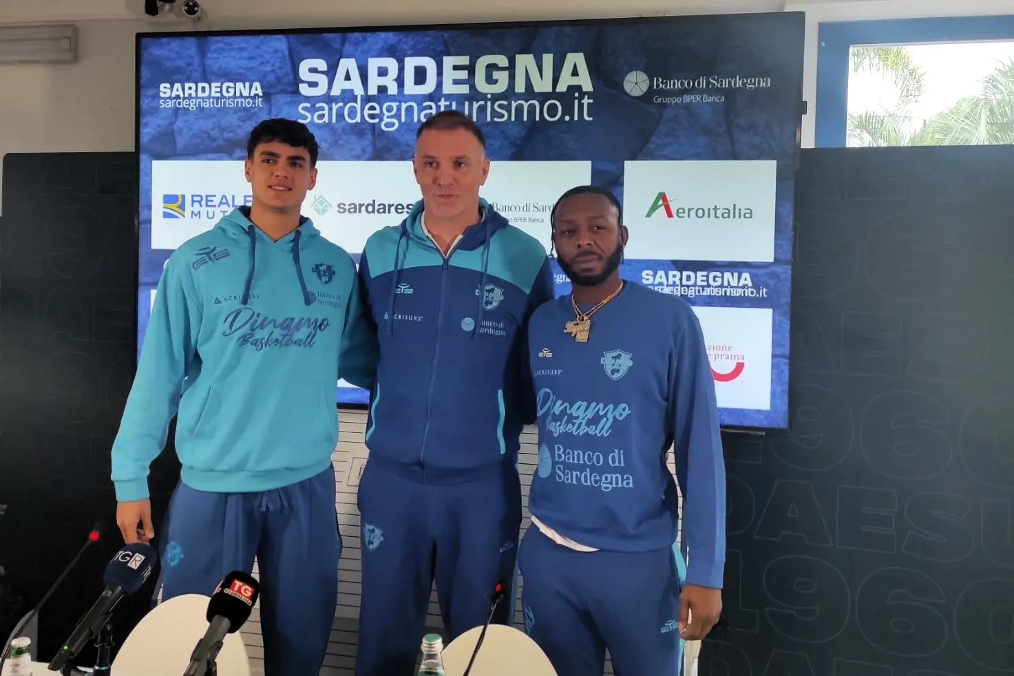 Il coach Mrsic tra Visconti e Pullen (foto G. Marras)