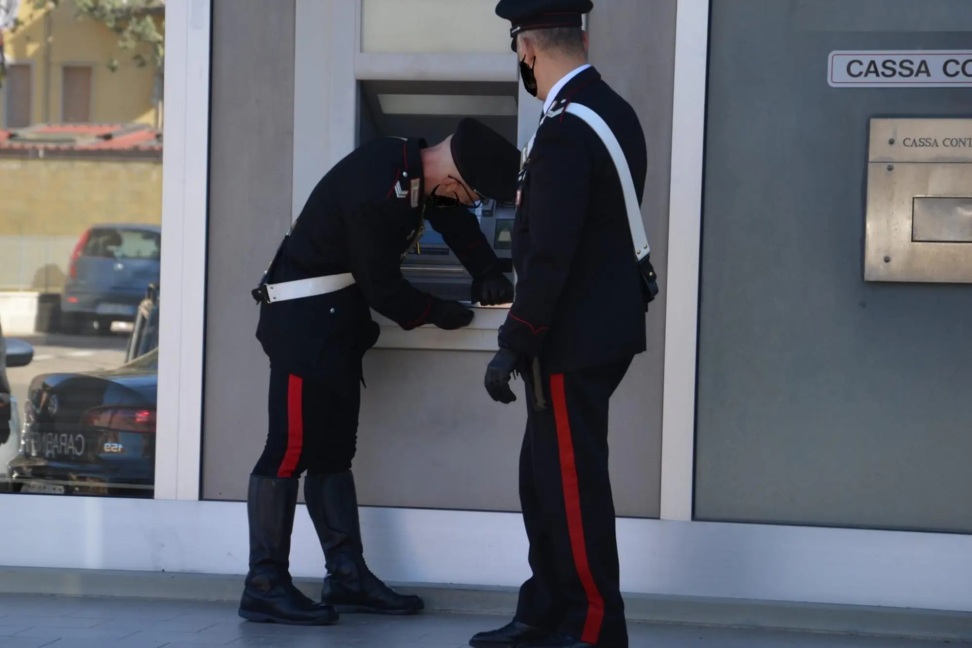 Militari a un bancomat (foto carabinieri)