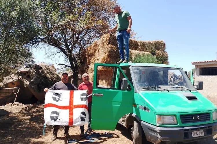 Gli allevatori di Cuglieri, con gli aiuti per un’azienda di Orotelli (foto Onano)