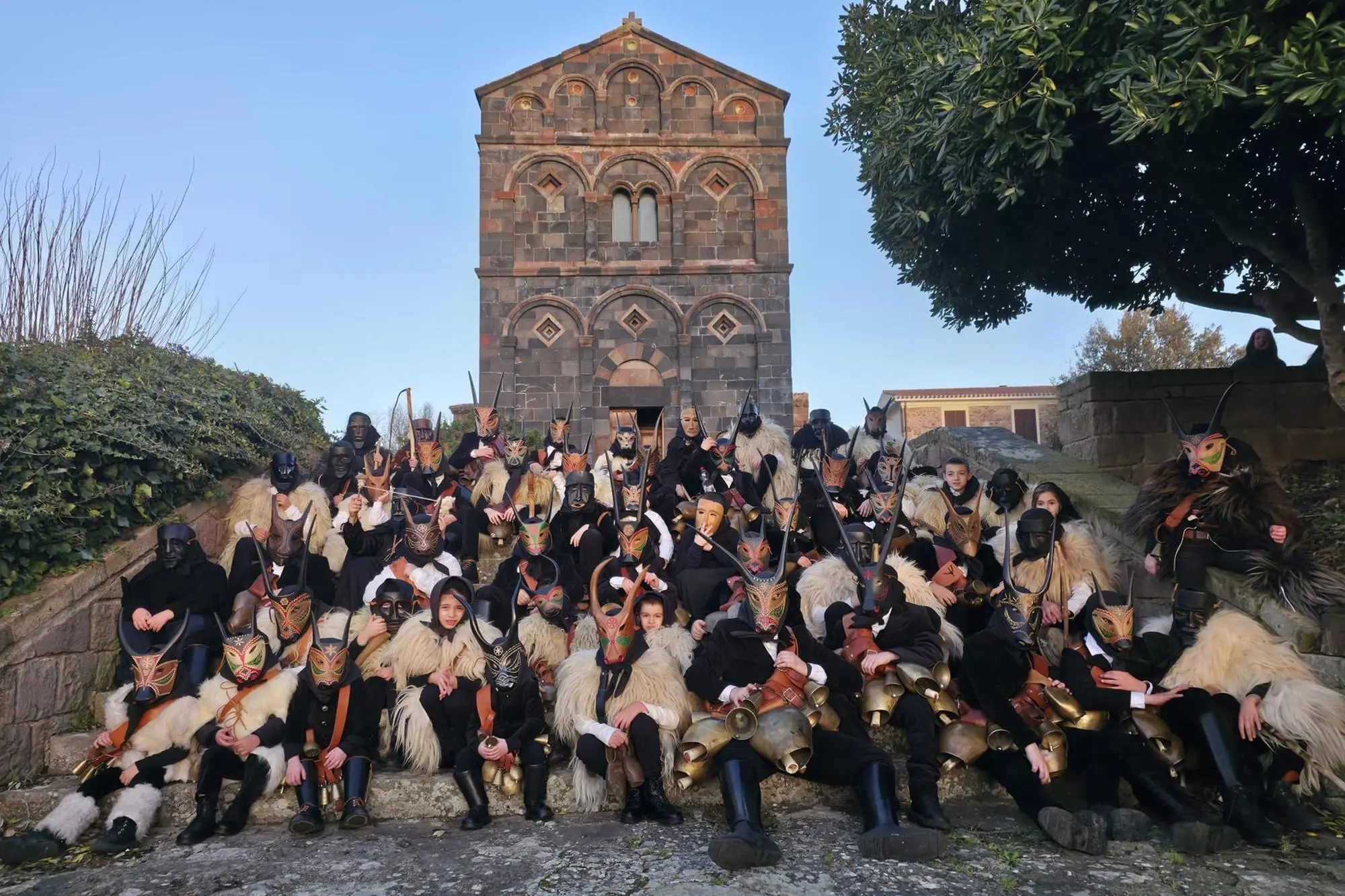 I giovani Boes e Merdules in posa davanti alla chiesa di San Nicola (foto Onano)
