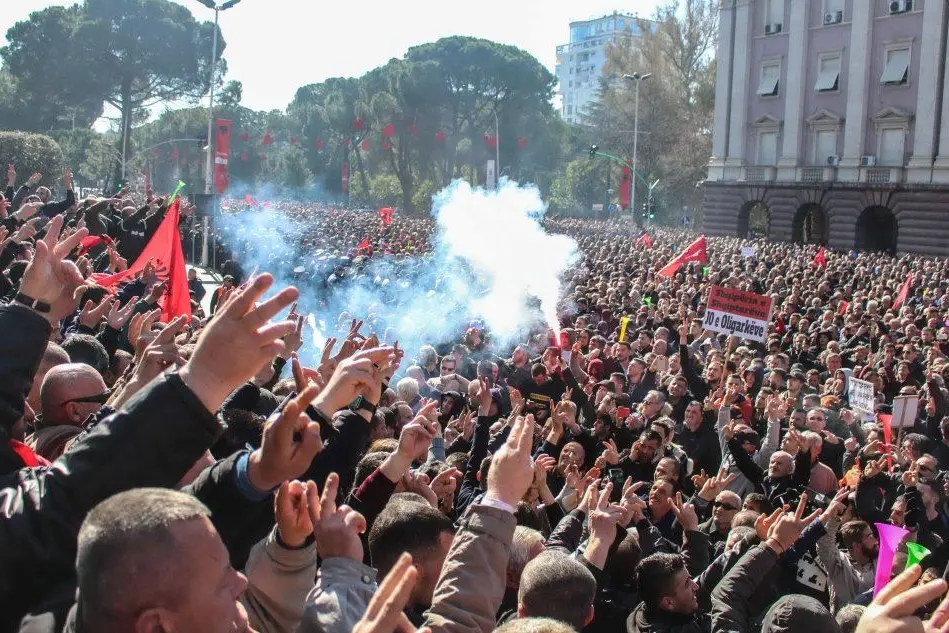 Albania, assalto al Parlamento