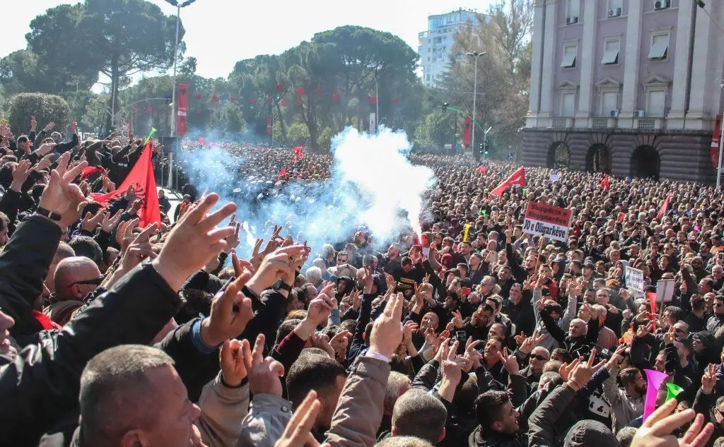 Albania, assalto al Parlamento