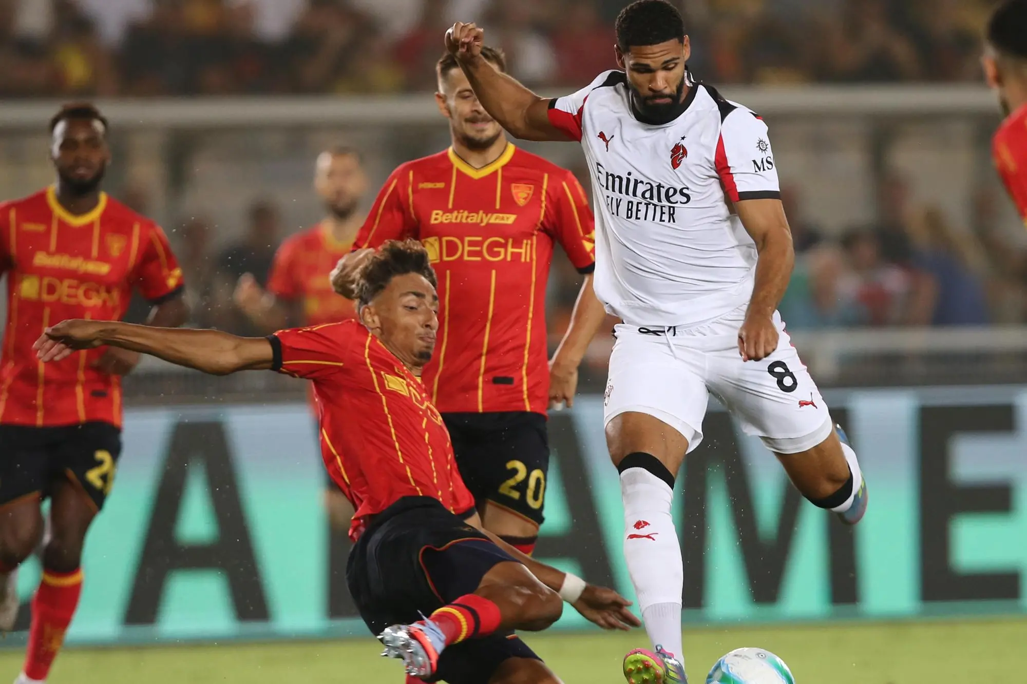 Ruben Loftus-Cheek (a destra) affrontato da Tiago Gabriel in Lecce-Milan (foto Ansa)