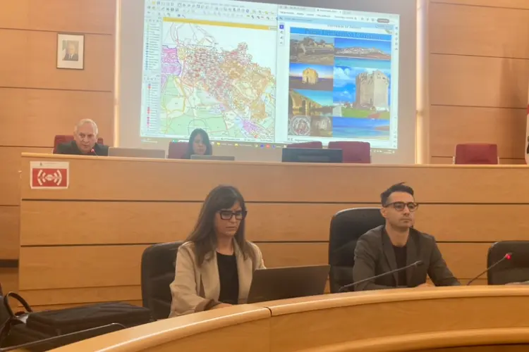 L'assessora Tortu il presidente di commissione Sanna - Porto Torres (foto Pala)