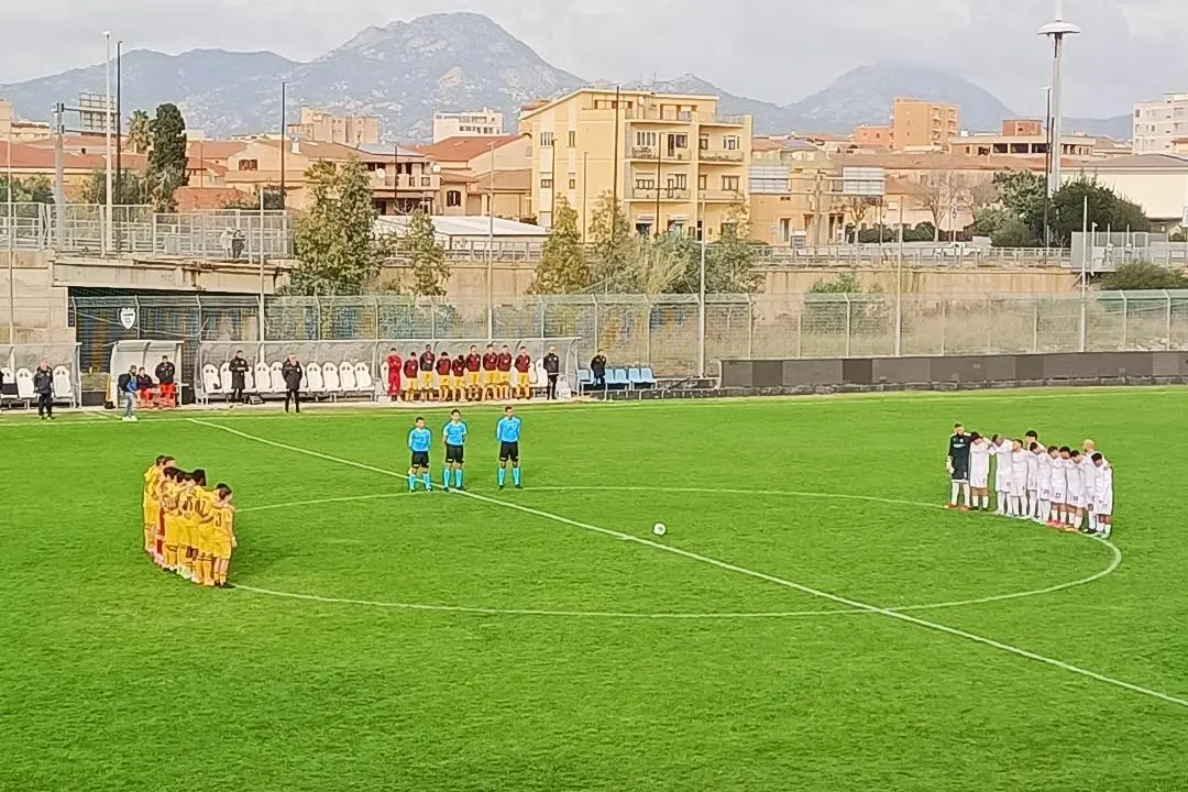 Il minuto di silenzio in memoria di Antonello Giua prima di Olbia-Cos (foto Ilenia Giagnoni)