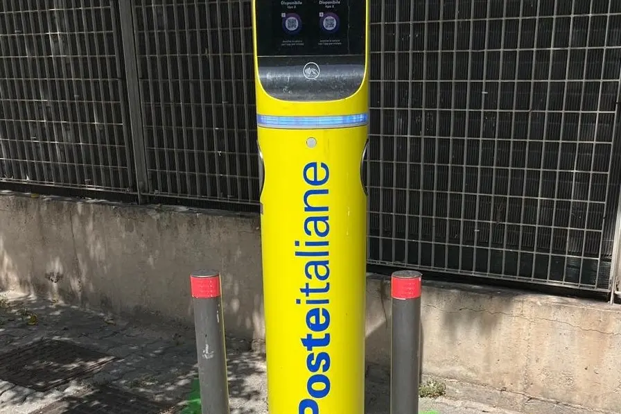 La colonnina di ricarica elettrica installata nell'ufficio postale di Sarroch (foto Murgana)