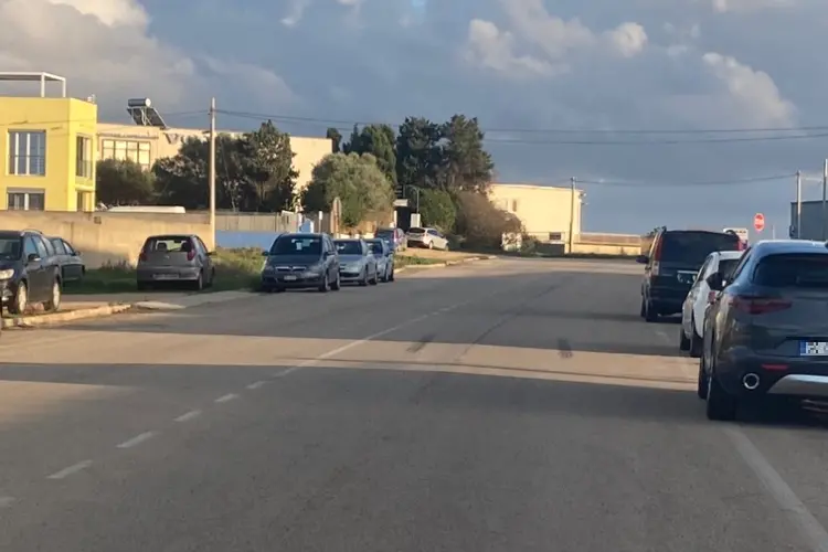 Una delle strade consortili a Porto Torres (foto Pala)