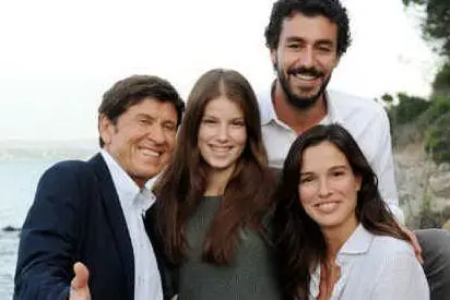 Gianni Morandi con altri protagonisti de "L'isola di Pietro" (foto ufficio stampa)