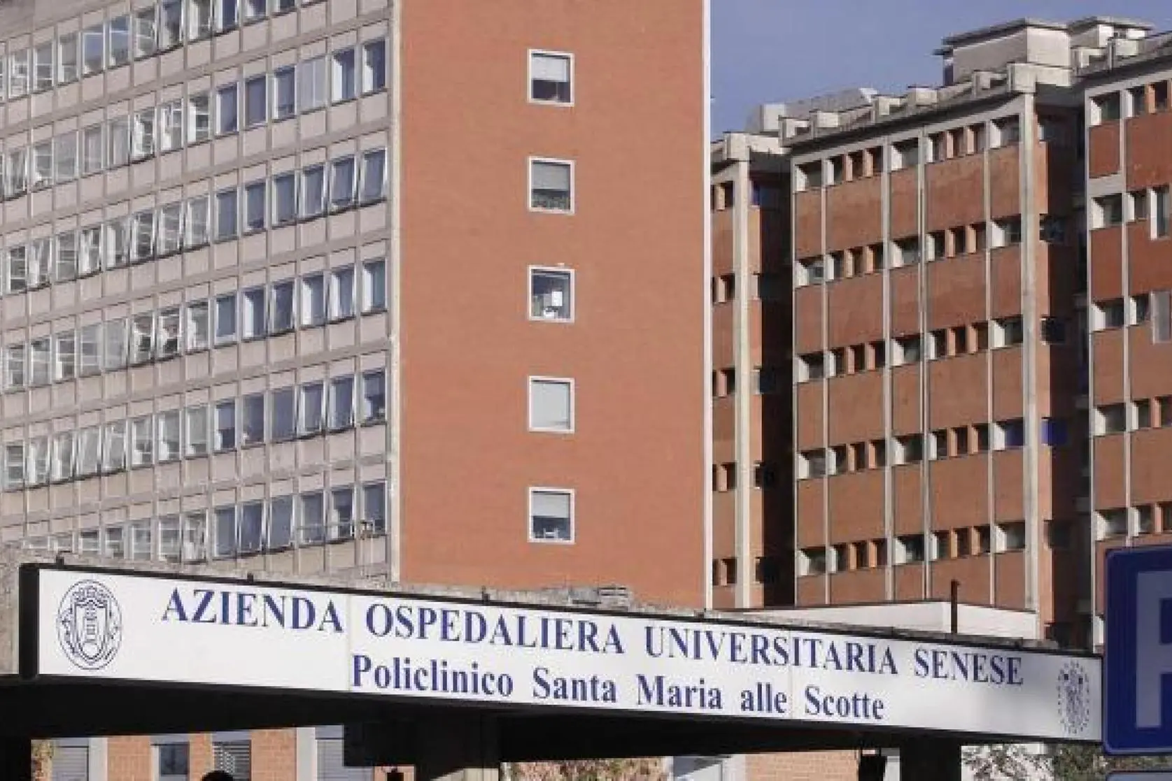 Una veduta d'archivio dell'ospedale di Siena Poliiclinico Santa Maria delle Scotte (Ansa)