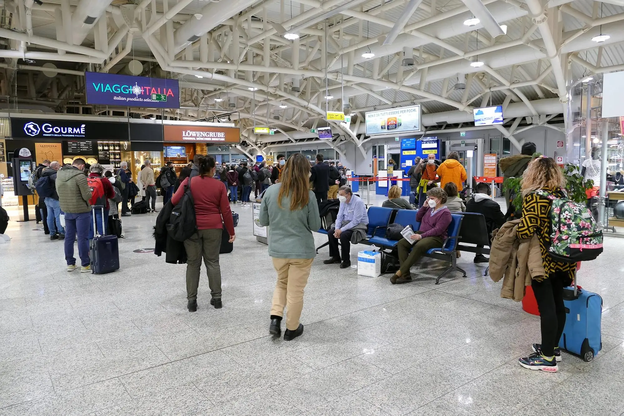 Passeggeri in aeroporto a Cagliari (L'Unione Sarda)
