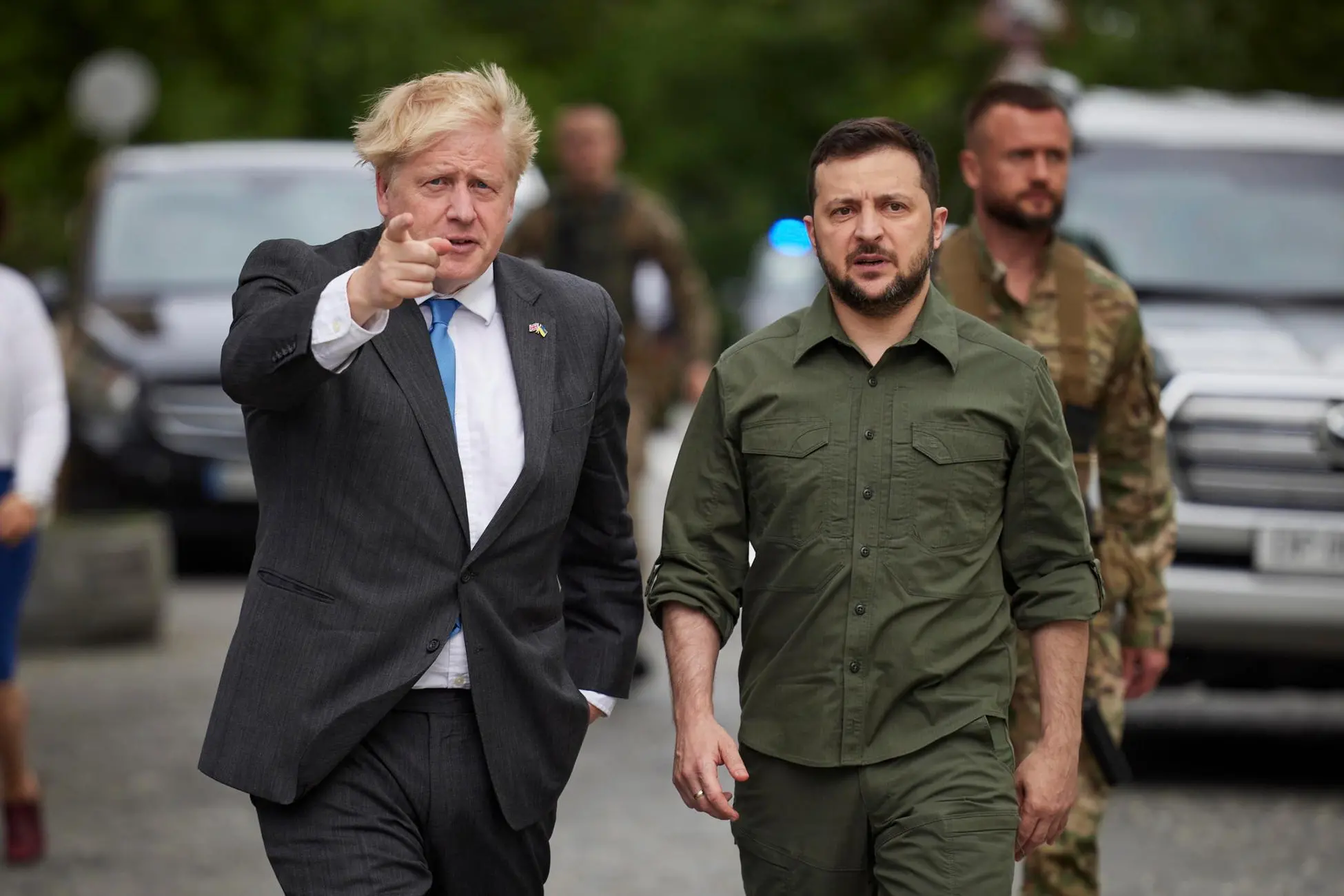 epa10019071 A handout photo made available by the Ukrainian Presidential Press Service shows Ukrainian President Volodymyr Zelensky (R) and British Prime Minister Boris Johnson (L) walking on the square near St. Mikhailovsky Cathedral in Kyiv (Kiev), Ukraine, 17 June 2022. During his visit to Kyiv, Johnson offered to launch a major training operation for Ukrainian forces. EPA/UKRAINIAN PRESIDENTIAL PRESS SERVICE HANDOUT MANDATORY CREDIT: UKRAINIAN PRESIDENTIAL PRESS SERVICE HANDOUT EDITORIAL USE ONLY/NO SALES