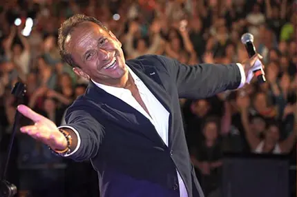 Uccio De Santis durante uno spettacolo