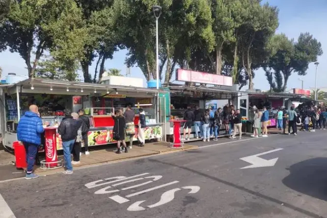 I camion bar del Poetto, a Cagliari (L'Unione Sarda)