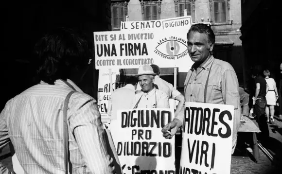 Un giovane Marco Pannella durante la campagna elettorale per il &quot;No&quot; all'abrogazione della legge sul divorzio (Ansa)