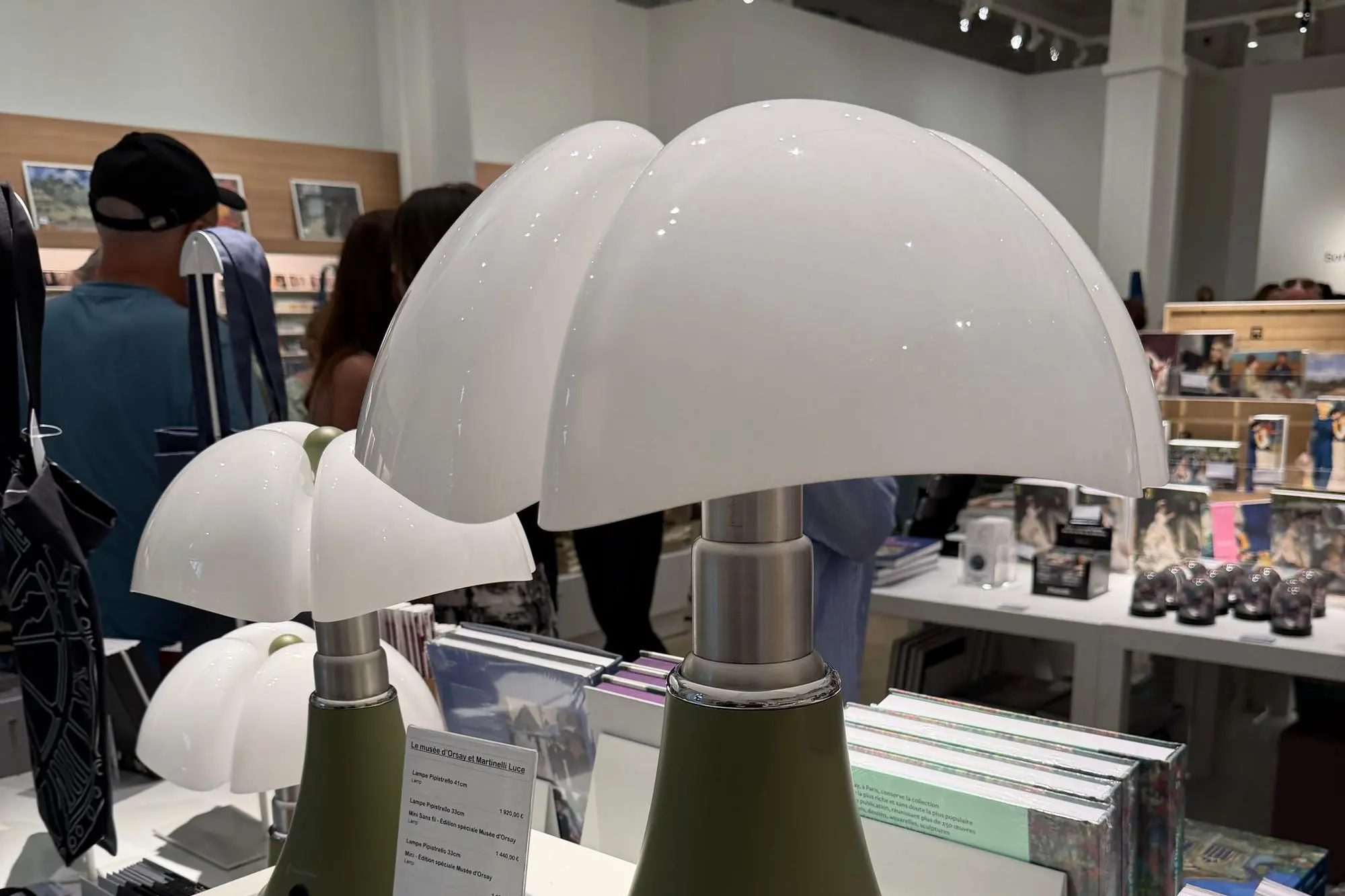 L'iconica lampada Pipistrello, disegnata da Gae Aulenti, in vendita al bookshop del Museo d'Orsay di Parigi