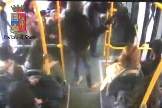 Picchiata durante una tentata rapina sul bus a Cagliari: le immagini