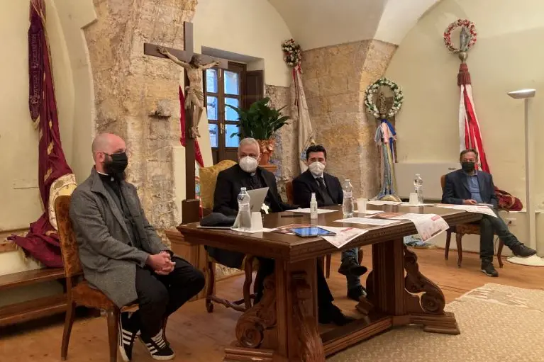 nella foto: il parroco don Murgia, l'arcivescovo don Saba e il sindaco Massimo Mulas